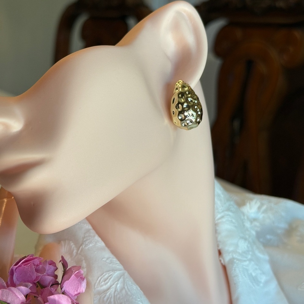 Bold Gold Tone Chic Earrings ⚜️